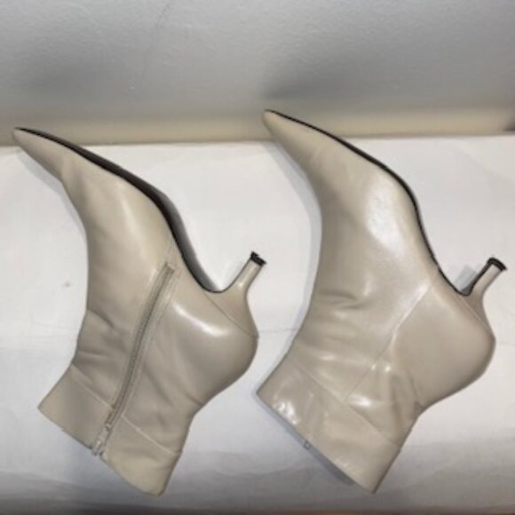 Nine West Sculpt Ankle Boot Ivory 2" Heel Size 8 M - Picture 1 of 9